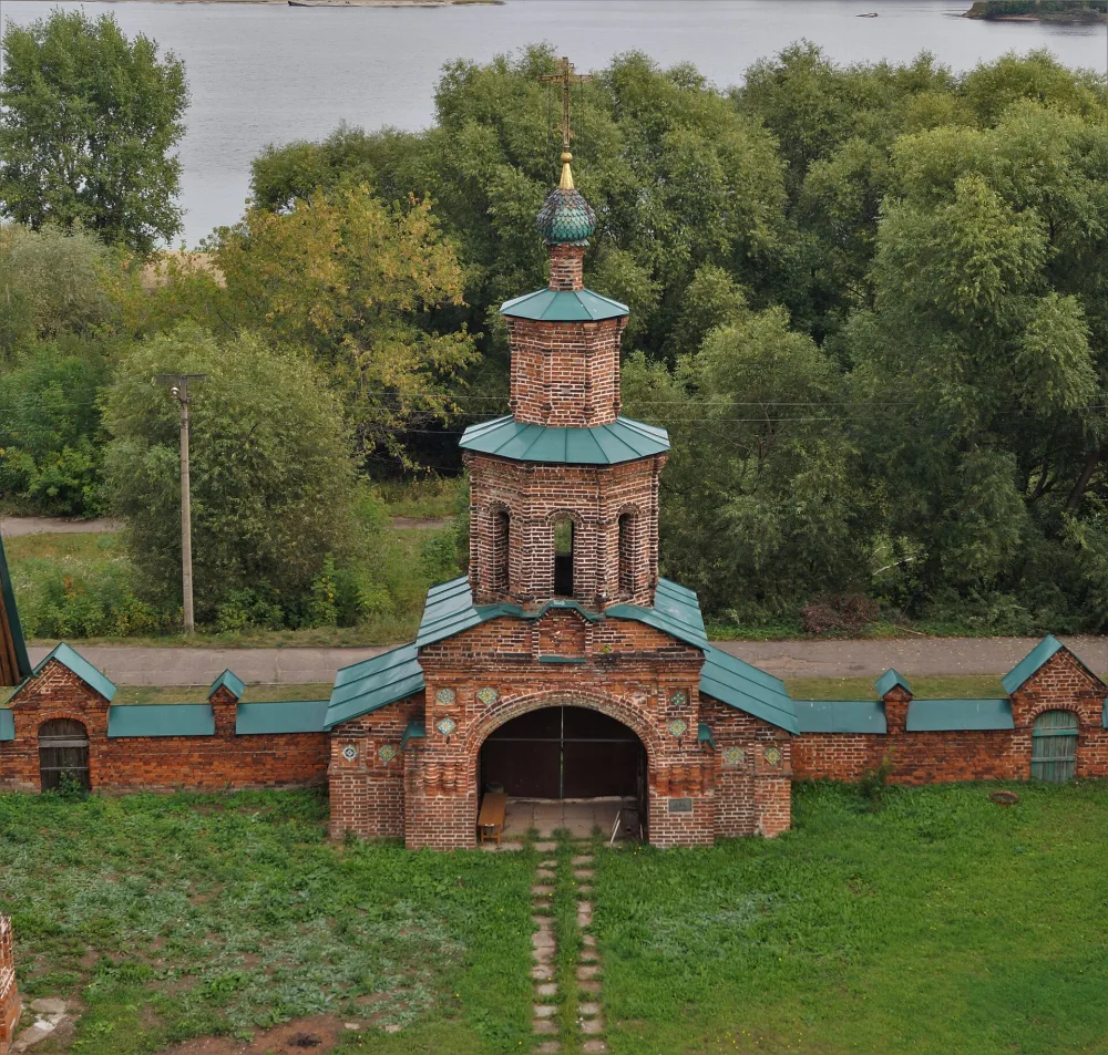 Святые ворота с оградой (Ярославль)