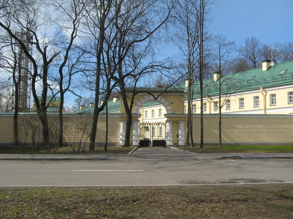 Ограда хозяйственного двора с воротами
