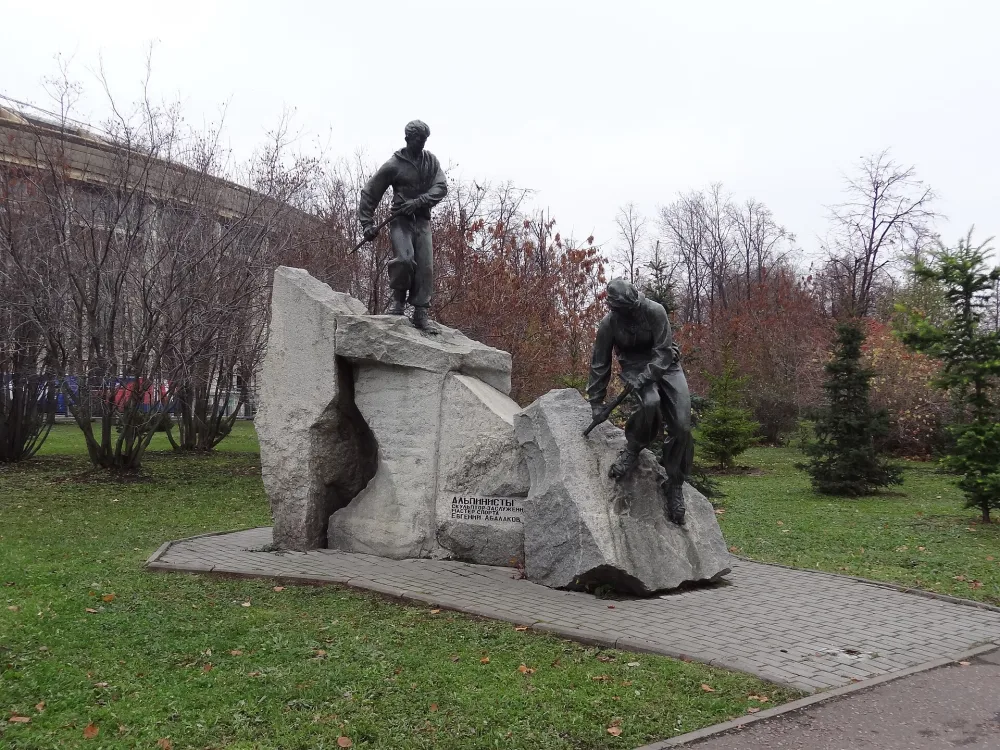 Памятник альпинистам