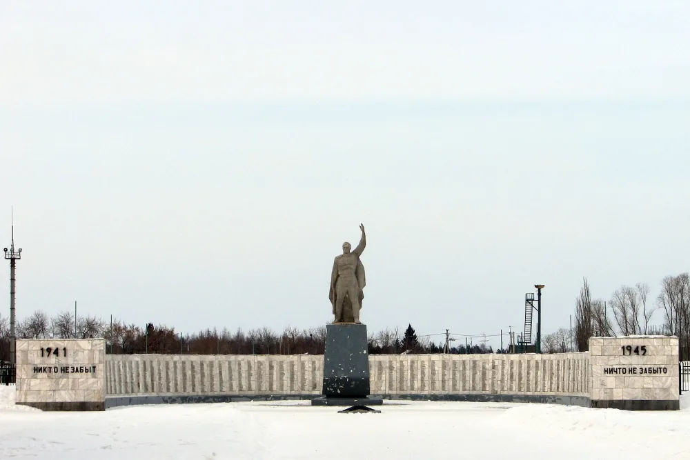 Обелиск землякам, погибшим в годы Великой Отечественной войны 1941-1945 гг. (Кормиловка)