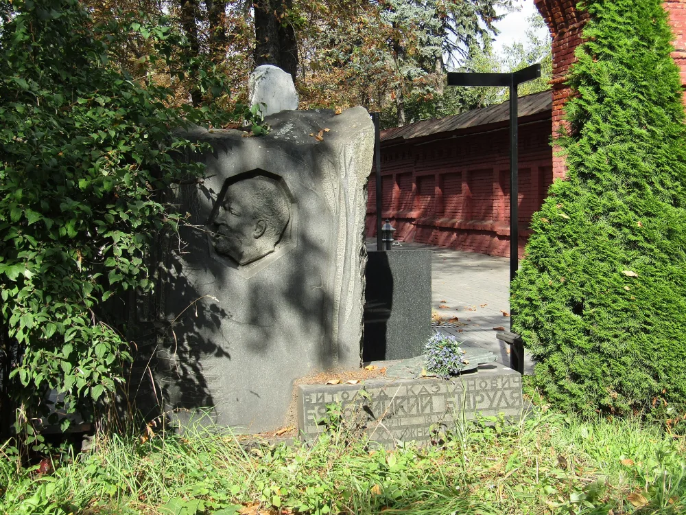 Могила и надгробие художников Бялыницкого-Бирули В.К. (1872-1957) и Волкова Б.И. (1900-1970)