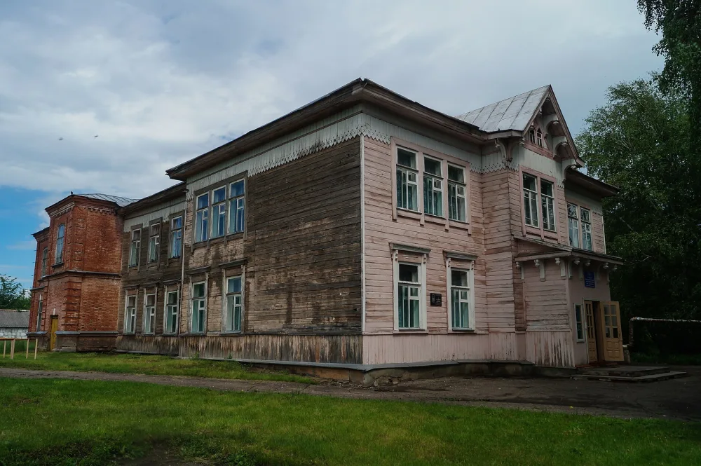 Здание 2-классной школы, построенное по инициативе и на средства Н.М. Рихтер (Старая Потловка)