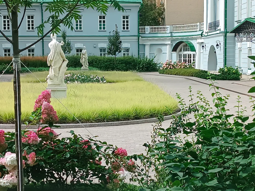 Две скульптуры на парадном дворе городской усадьбы (Пресненский)