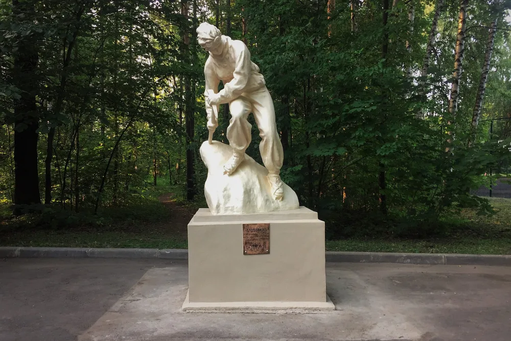 Скульптура «Альпинистка» (Останкинский)