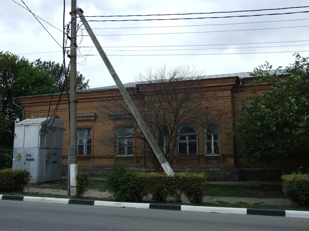 Здание, где в школе учился Герой Советского Союза С.Д. Роман