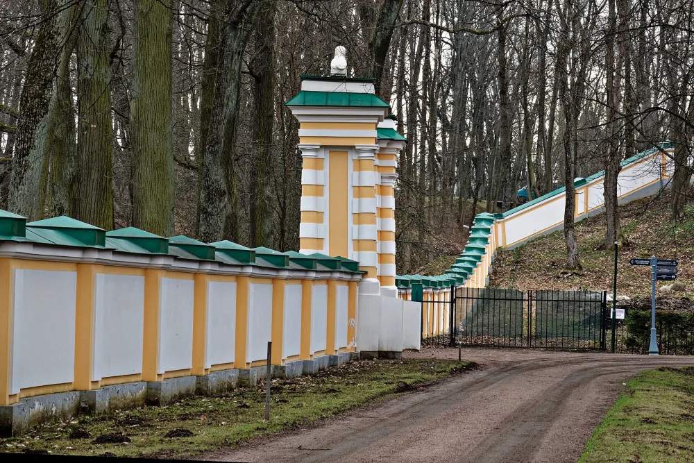 Каменная стена с Никольскими и Зверинскими воротами