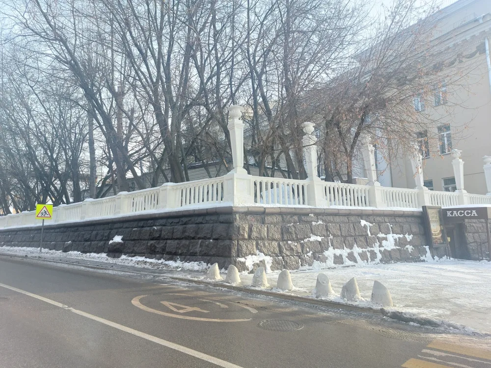 площадь Журавлёва 1 c1, Ограда