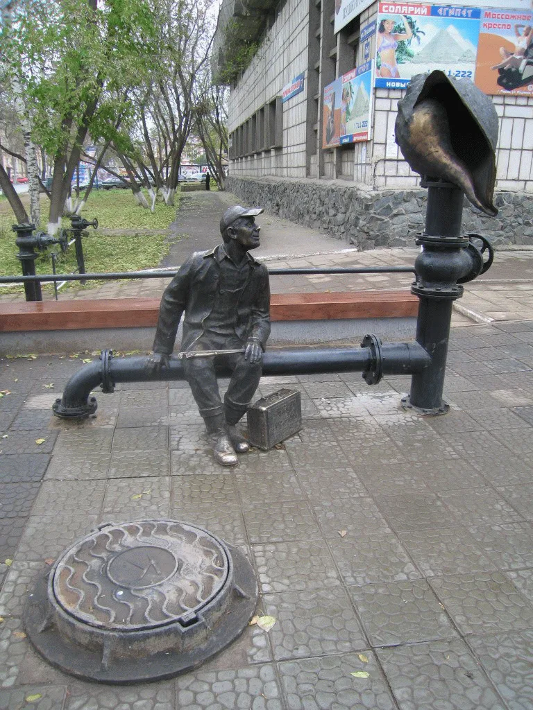 Памятник водопроводчику