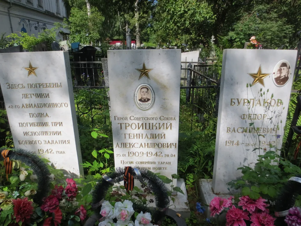 Братская могила советских летчиков