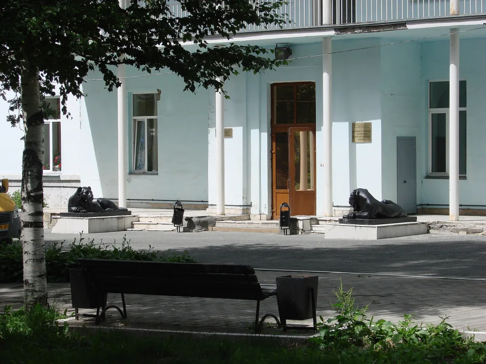 Решетка ограды и скульптуры львов у входа
