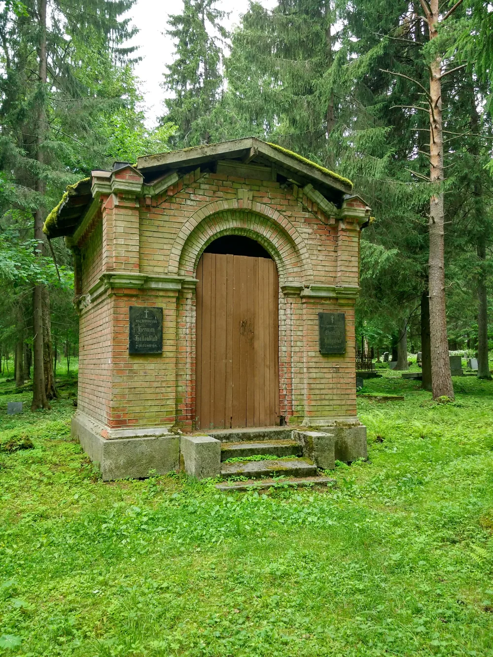 Усыпальница супругов Халлонблад (Сортавала)