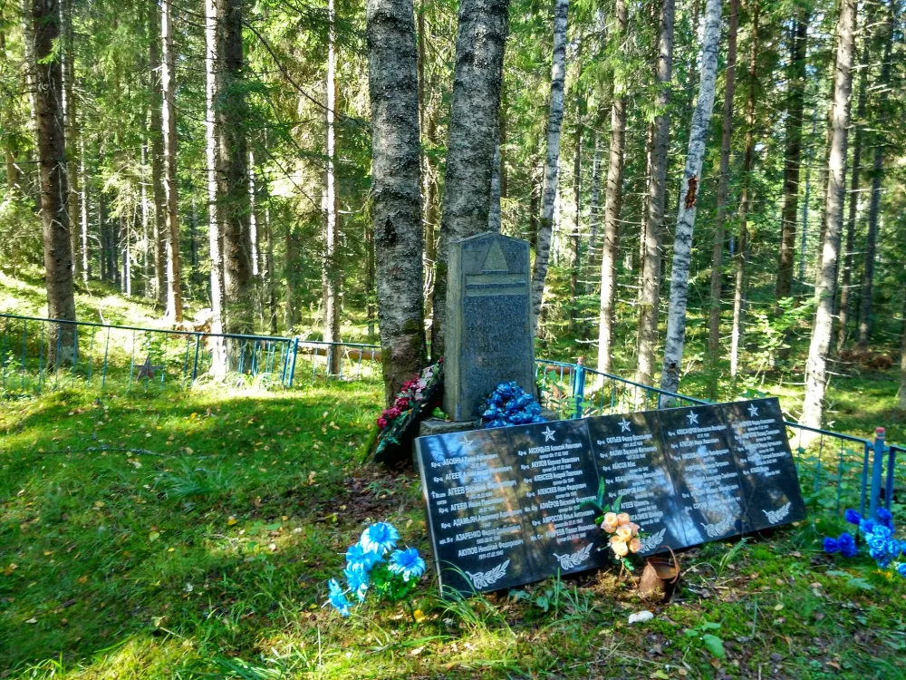 Братская могила советских воинов, погибших в борьбе с фашистскими захватчиками