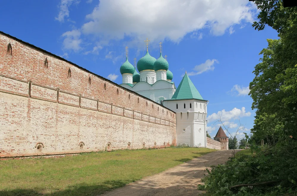 Западная башня у церкви Сергия Радонежского