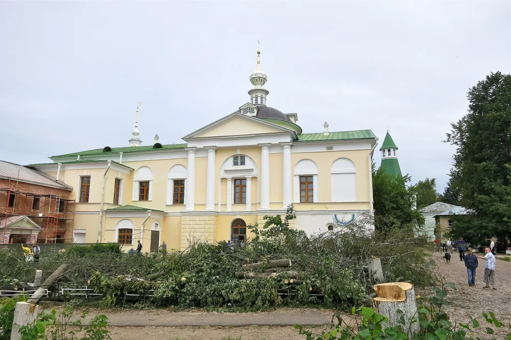 Церковь Сретения Господня в трапезном корпусе (Луговой)