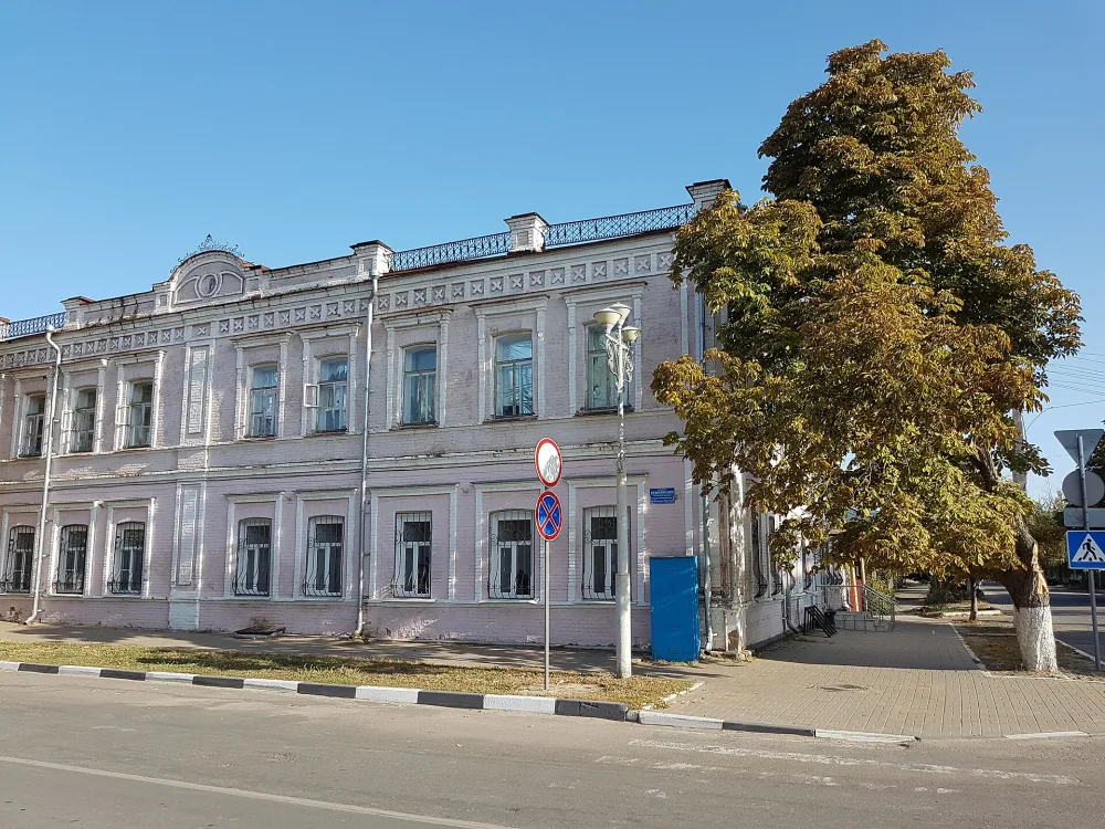 Дом с магазинами