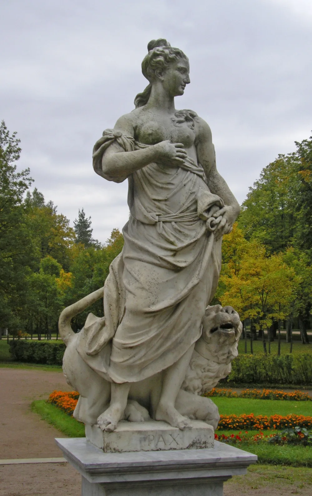 Статуя «Мир» (Павловск)