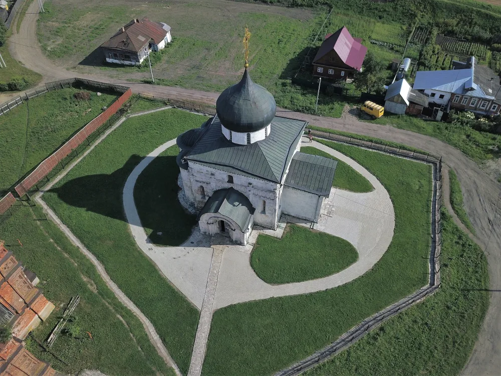 Георгиевский собор и земляные валы «Городища» (Юрьев-Польский)