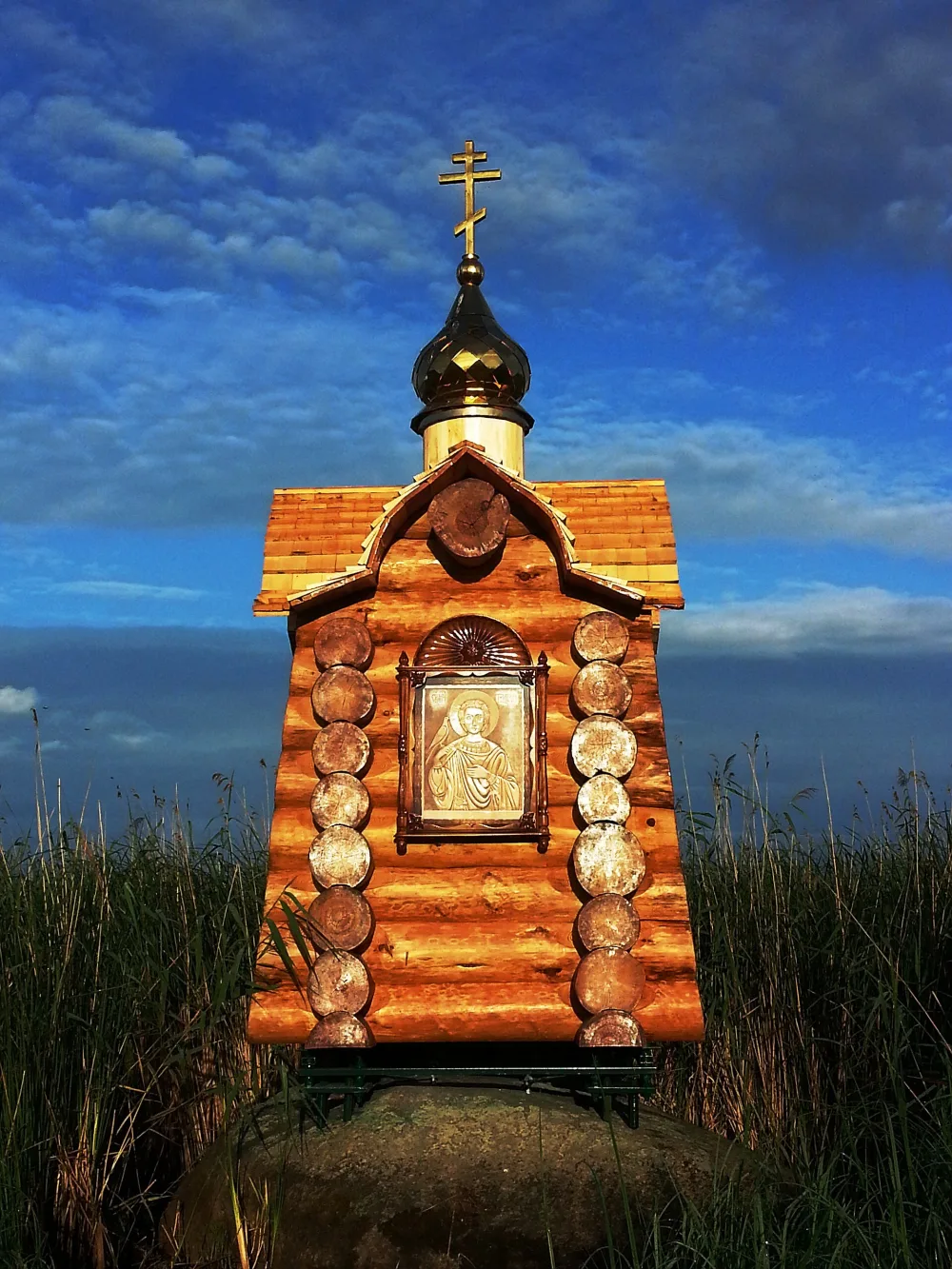 Часовня-памятник на камне в Чудском озере