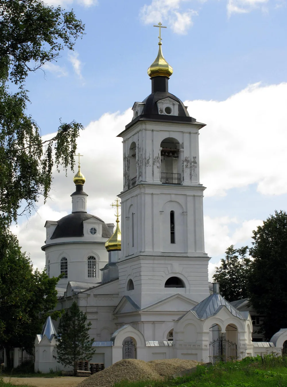 Храм Троицы Живоначальной в селе Язвище