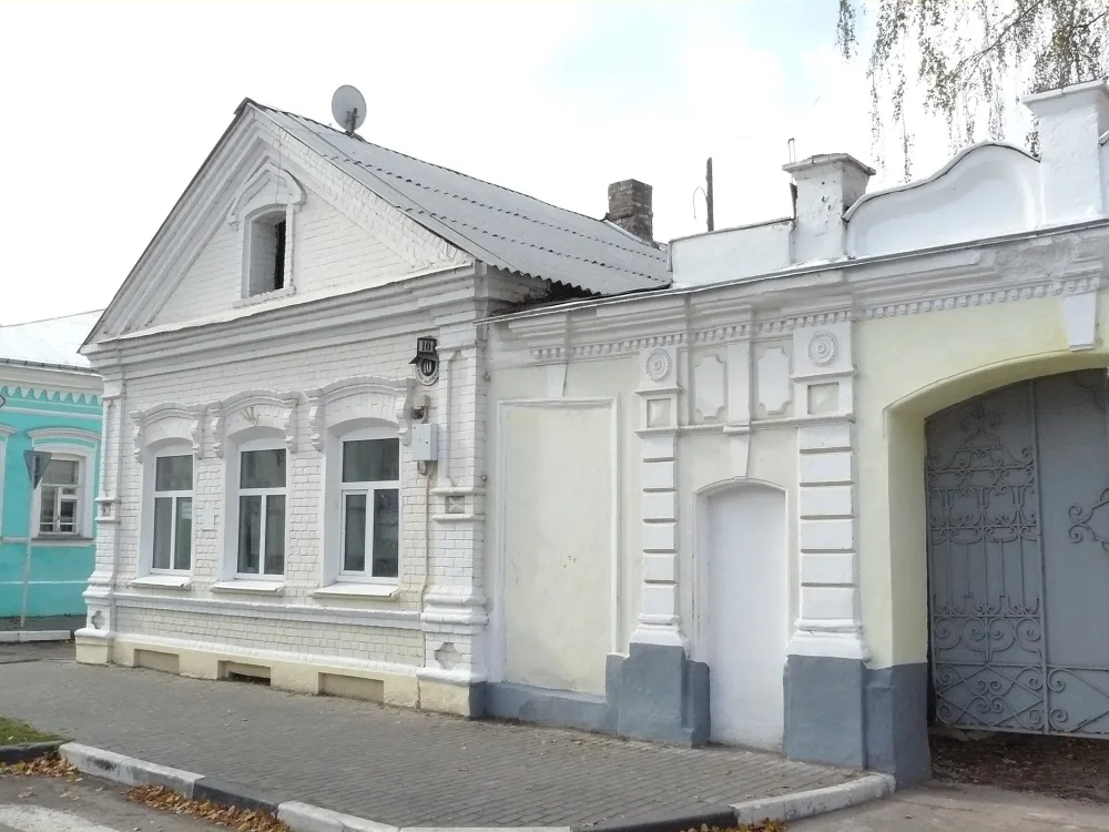 Кирпичные ворота с коваными створами ворот и кованой створкой калитки (Городец)
