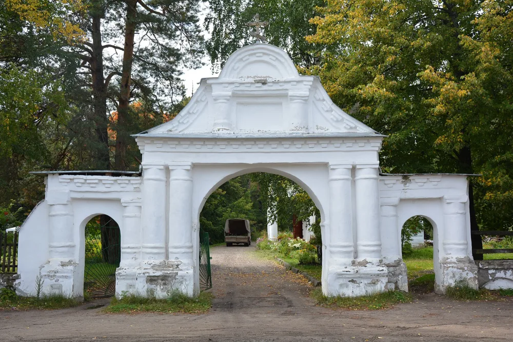 Ограда с воротами (Макарьев)