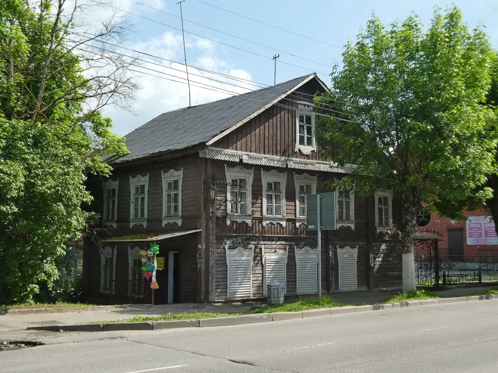 Жилой дом (Луга)