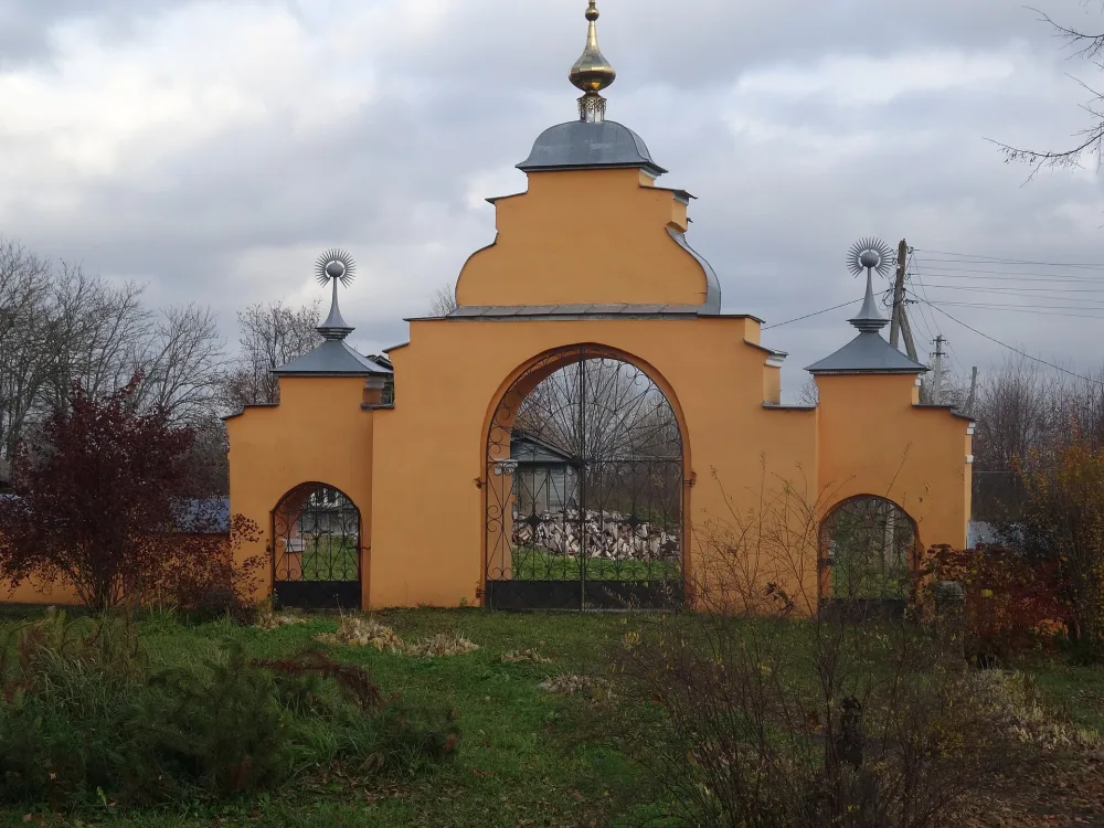 Ограда с воротами (Ермолино)