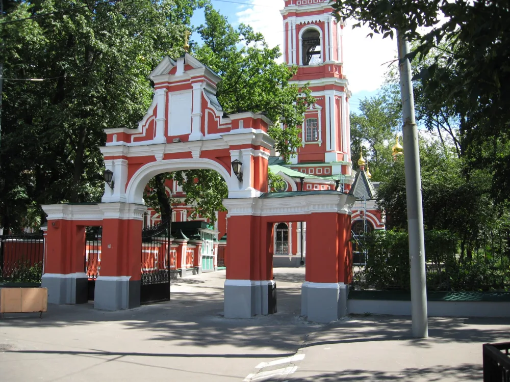 Ограда с северными воротами (Тверской)