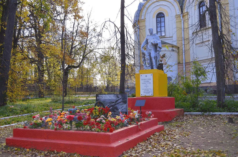 Братская могила советских воинов, погибших в борьбе с фашистами (Любань)