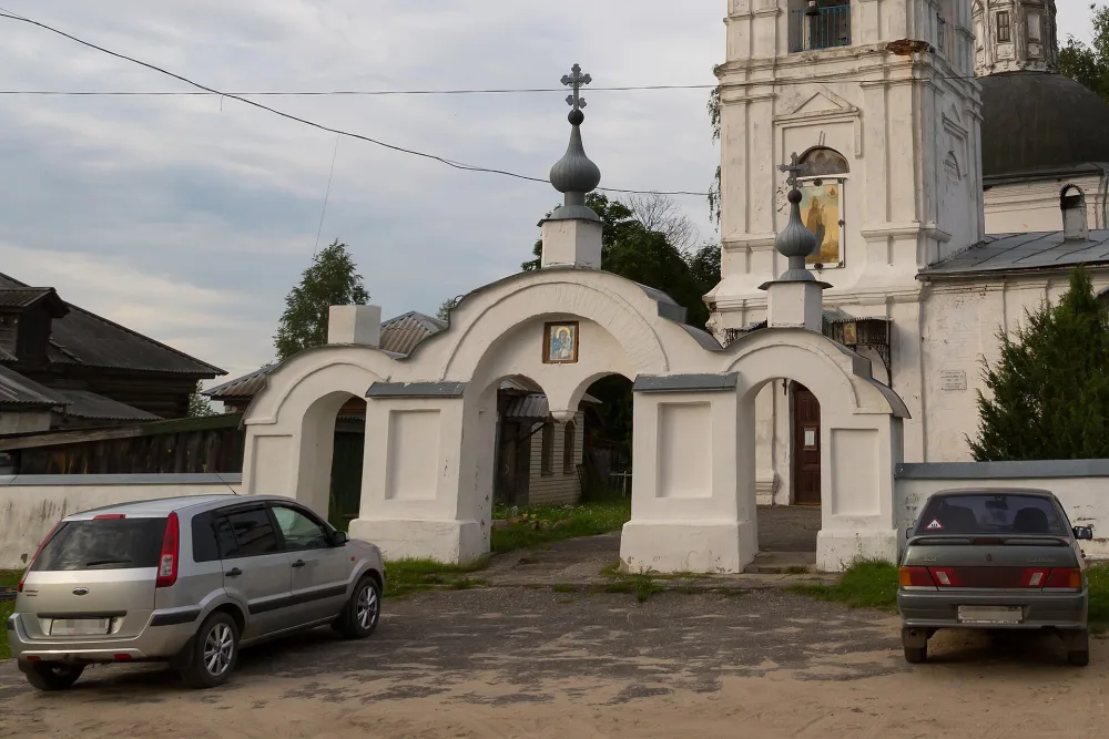 Ограда с воротами (Ликино)