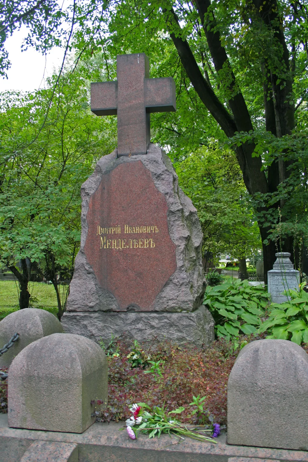Литераторские мостки Волковского кладбища