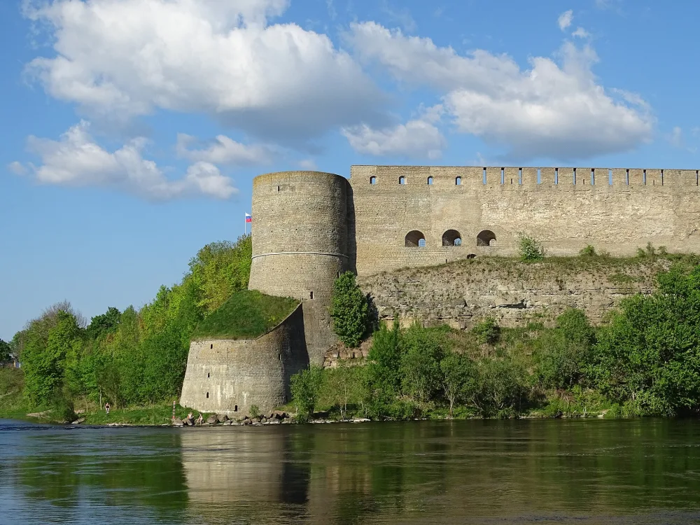 Колодезная башня с «тайником», крытым лестничным спуском (Ивангород)