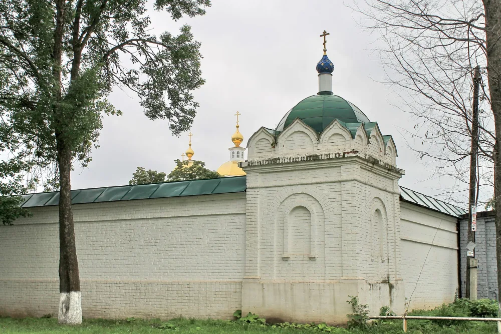 Фрагмент восточной кирпичной ограды с угловой башней (Нижний Новгород)