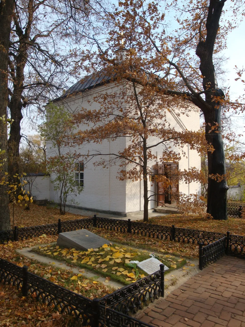Часовня-усыпальница над могилами М.Ю. Лермонтова (1814-1841), поэта; его матери М.М. Лермонтовой (1795-1817), деда М.В. Арсеньева (1768-1810), бабушки Е.А. Арсеньевой (1773-1845)