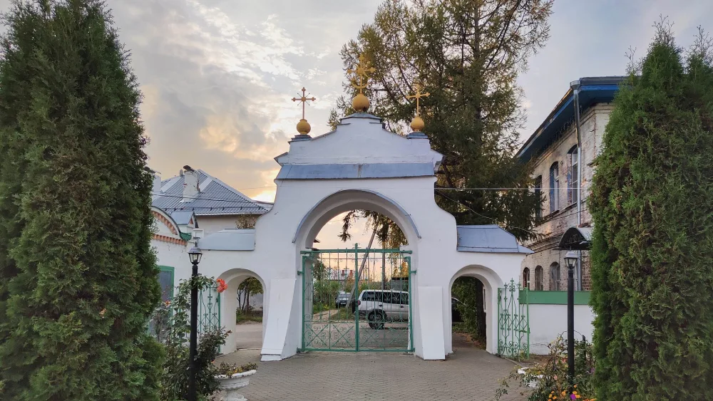 улица Гагарина 22, ограда церкви