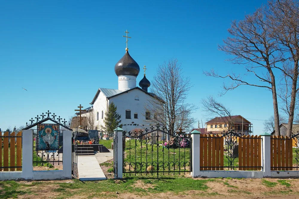 Ограда с воротами (Сторожно)