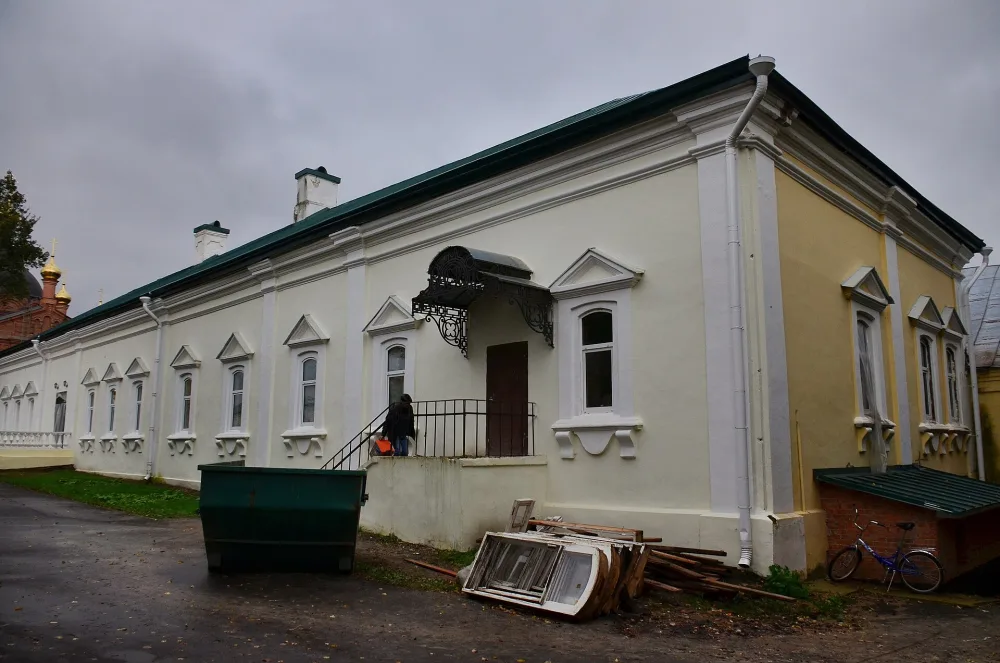 Трапезная с росписью плафона и келарским корпусом (Саров)
