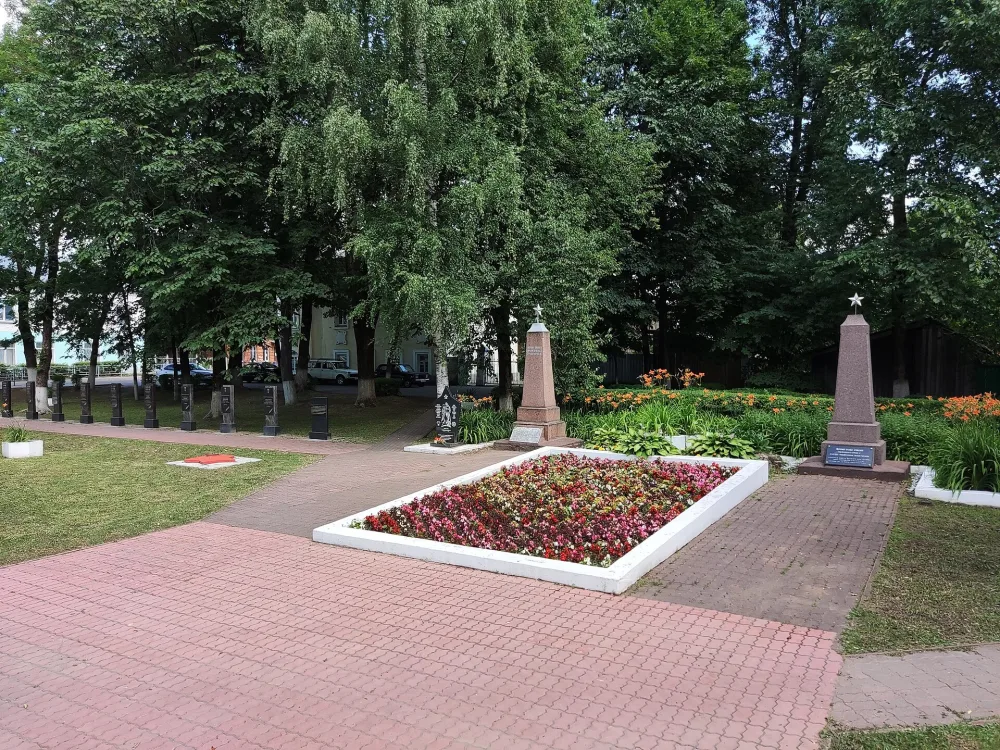 Братская могила советских воинов, погибших в боях с фашистами (Торопец)