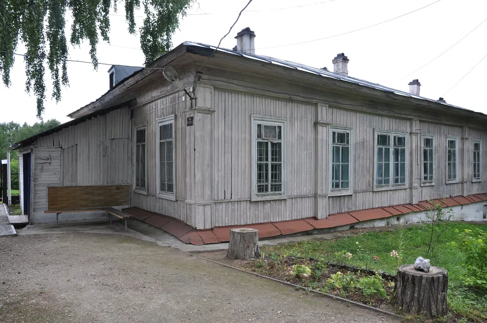 Здание бывшей земской уездной больницы, где в 1886-1909 гг. работал врач М.И. Мизеров (Красноуфимск)