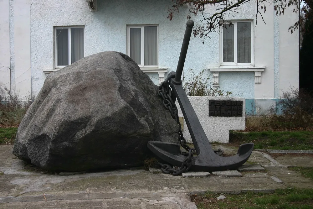 Мемориальный камень морякам — героям штурма г. Пиллау (Балтийск)