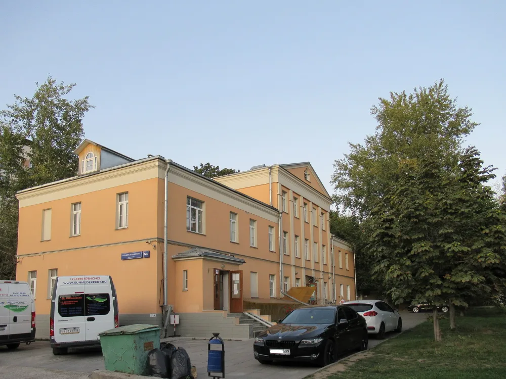 Большой Демидовский переулок 17 c2 / Новокирочный переулок 1, Главный дом усадьбы К. Ратхина
