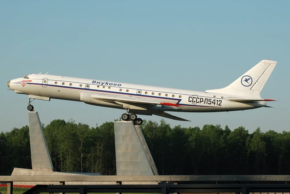 Памятник самолёту Ту-104