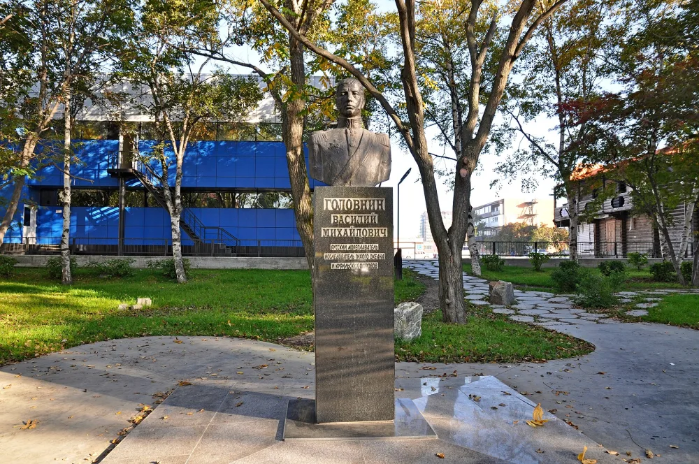 Бюст русского мореплавателя В.М. Головнина