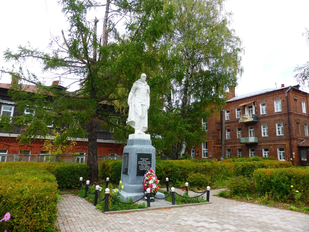 Скульптура воина-победителя в Великой Отечественной войне 1941-1945 гг. (Кинешма)