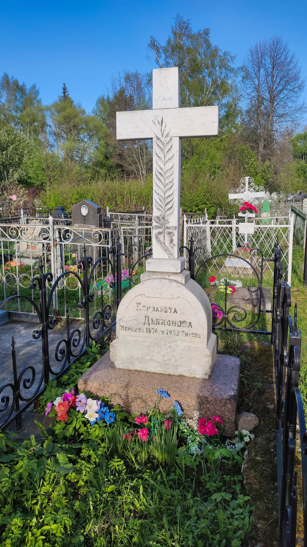 Могила русской писательницы Е.А. Дьяконовой (1874-1902) (Нерехта)