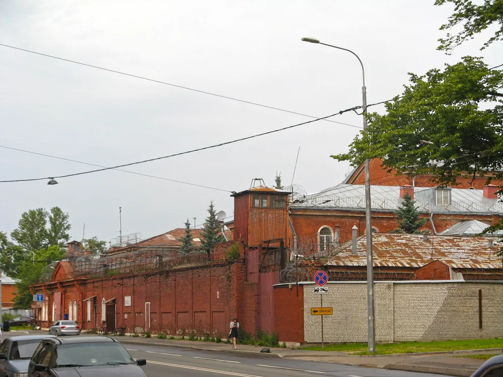 Кирпичная ограда с въездными воротами