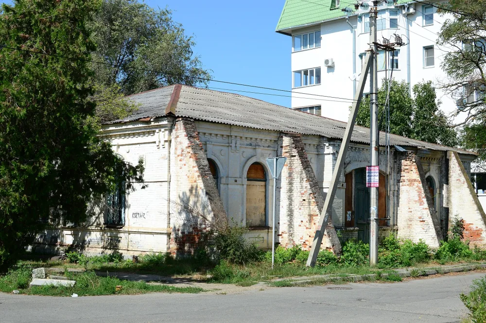 Здание бывшего станичного правления, в котором проходило первое заседание Совета рабочих и крестьянских и казачьих депутатов в 1918 году (Невинномысск)