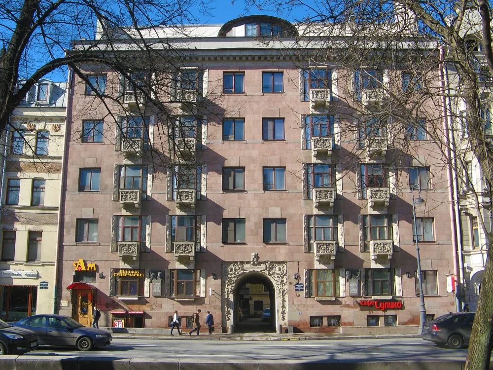 Дом работников искусств, в котором жили художники А.Ф. Пахомов (в 1935-1954 гг.), К.С. Петров-Водкин (в 1935-1939 гг.) и др.