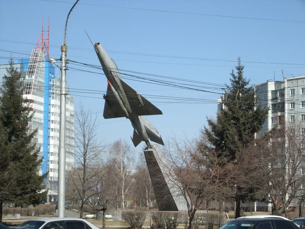мемориал "МиГ-21Ф" в Красноярске