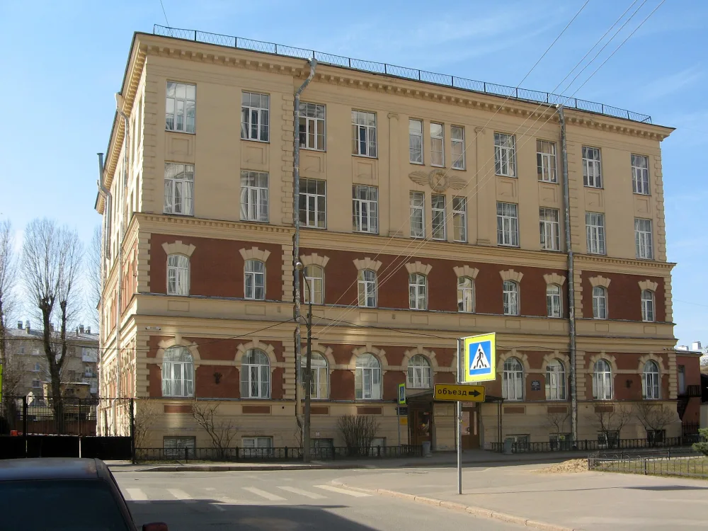 Здание Общества железопрокатного и проволочного заводов (с металлическими оградами)